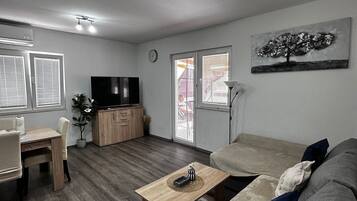 Smart TV, fireplace