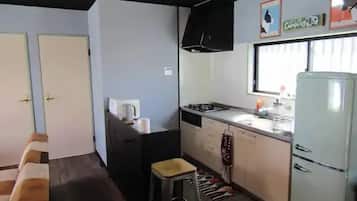 Kühlschrank, Mikrowelle, Herdplatte, Reiskocher