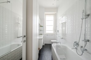 Shower, hair dryer, towels - Ceradini Apartment with Balcony R&R (Milano)