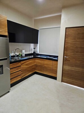 Executive Apartment | Private kitchen | Fridge, microwave, oven, stovetop - Elegant 1 Bedroom - 1 bathroom Apartment (Tulum)