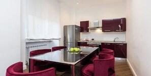 Fridge, oven, stovetop, coffee/tea maker