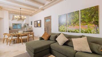 Una televisión, una oficina