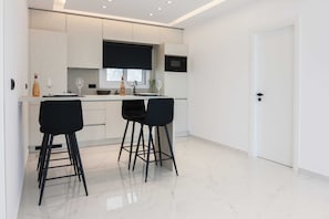 Fridge, microwave, stovetop, dishwasher - Modern Luxury Athens Riviera Apt with Sea View (Alimos)