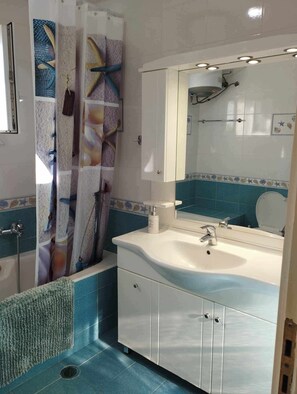 Douche, séchoir à cheveux, serviettes fournies