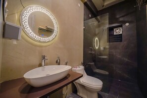 Villa Familiale | Salle de bain | Douche, douche à « effet pluie », serviettes fournies