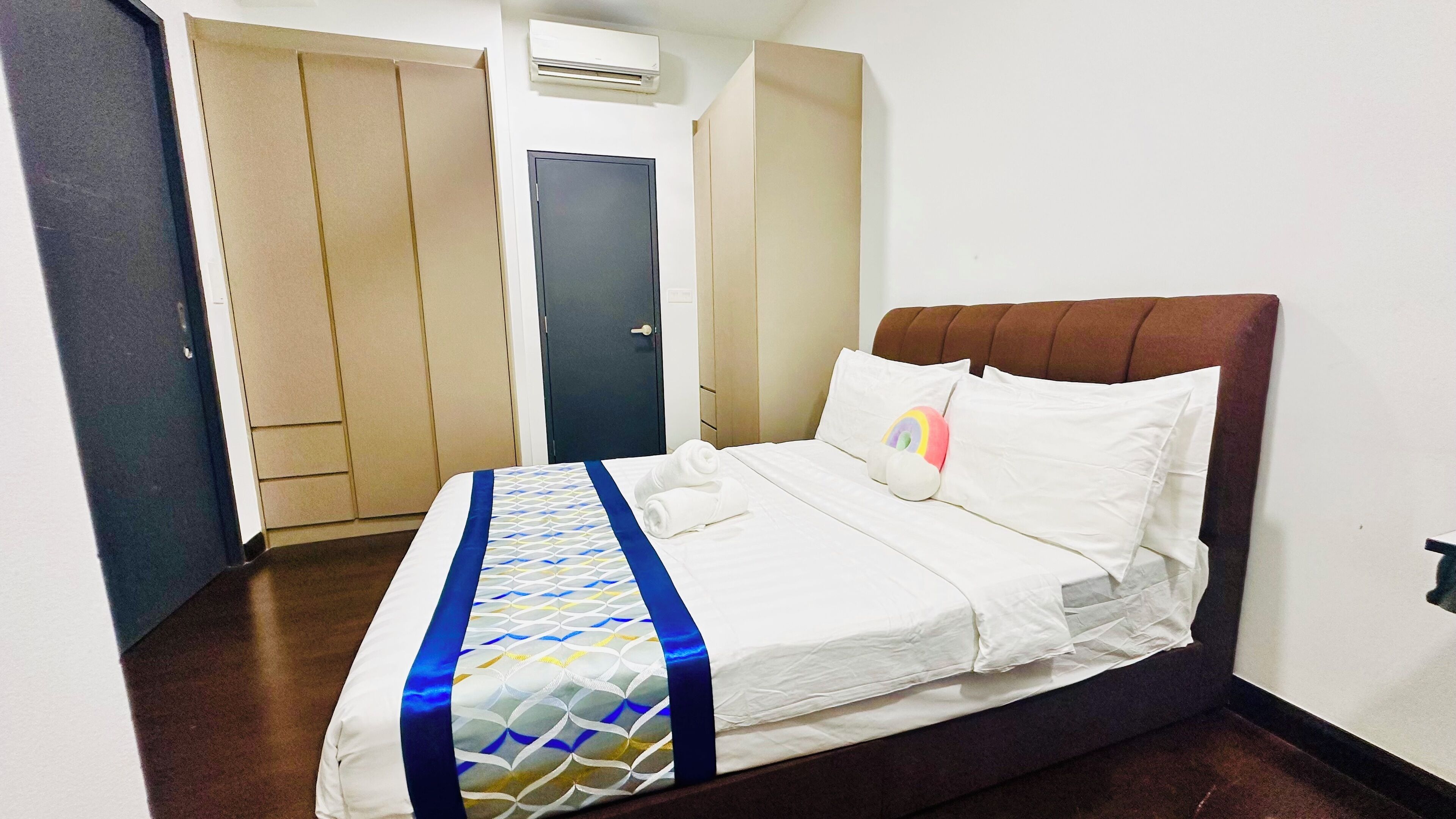 Ein Hotelzimmer mit Bett, Kleiderschrank und Klimaanlage.