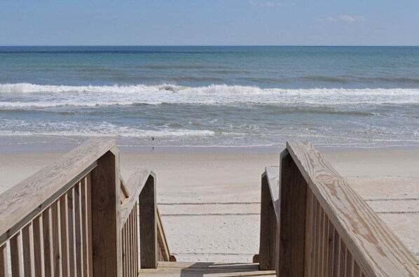 On the beach - Wholly Mackerel - Oceanfront, 2 Bedroom, Adorable Cottage in Surf City!  Dog (Surf City)