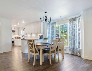 Dining - La Dolce Vita  4BR 2BA  Close to Tech (Lubbock)