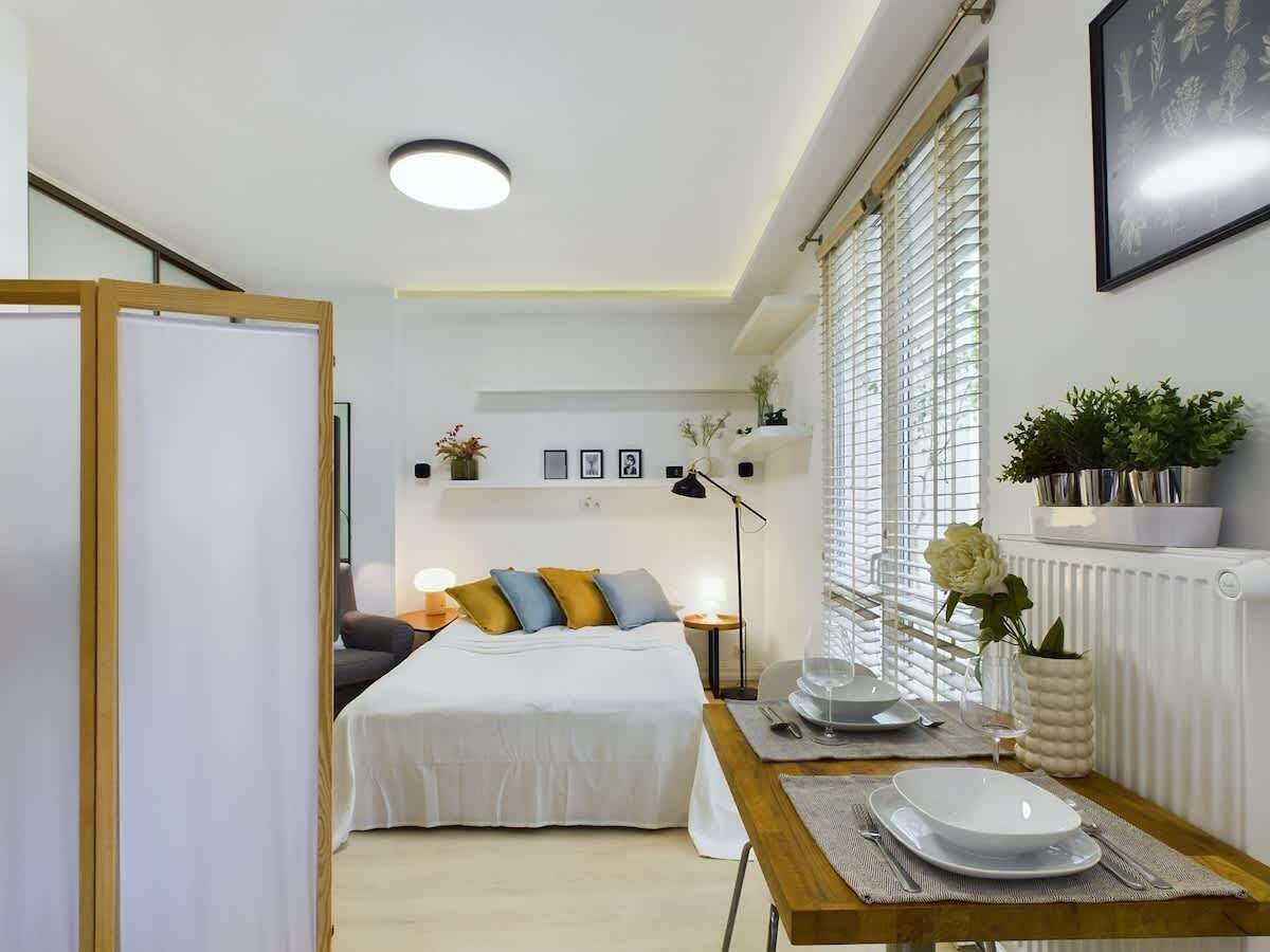 Tabla de planchar con plancha, cuna de viaje, wifi y ropa de cama 