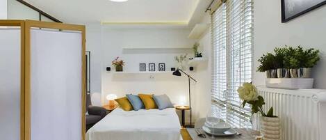 Tabla de planchar con plancha, cuna de viaje, wifi y ropa de cama