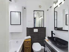 Shower, hair dryer, towels, shampoo - Comfortable Studio with a Balcony | Royal Bathrooms | Pet-Friendly (Warszawa)