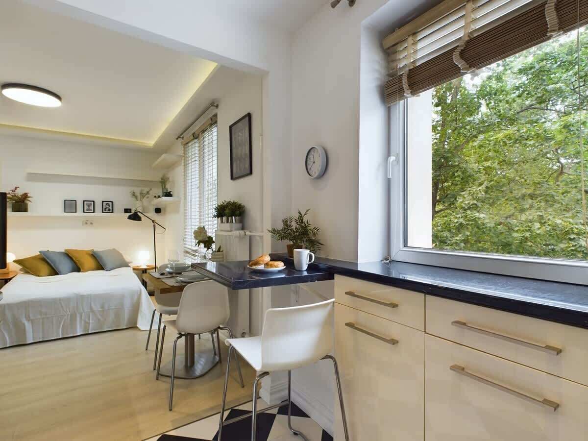 Een strijkplank/strijkijzer, reisbedje, wifi, beddengoed