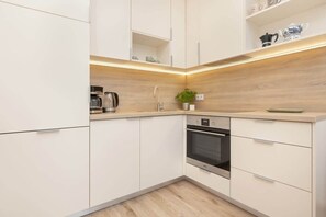 Jääkaappi, uuni, liesi, astianpesukone