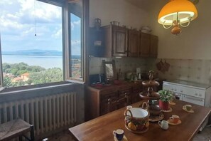 Réfrigérateur, four, plaque de cuisson, cafetière/bouilloire