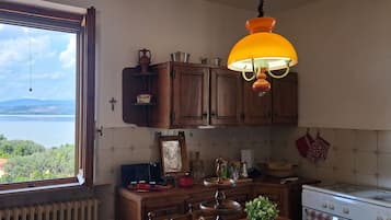Kühlschrank, Ofen, Herdplatte, Wasserkocher mit Kaffee-/Teezubehör