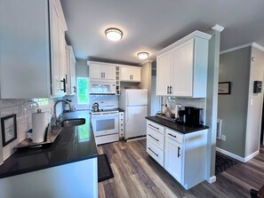 冷蔵庫、電子レンジ、オーブン、コンロ