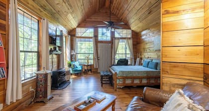 Charming & Rustic Cabin on the Little Red River!