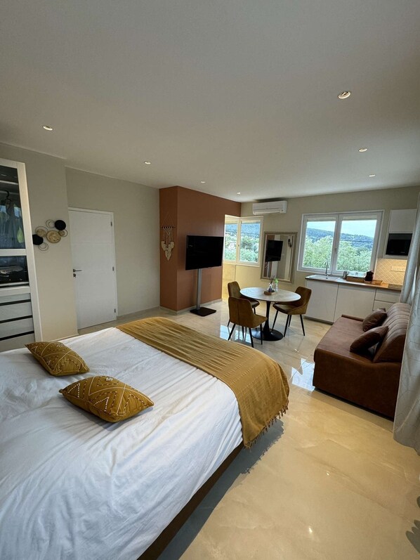 1 habitación, tabla de planchar con plancha, wifi y ropa de cama