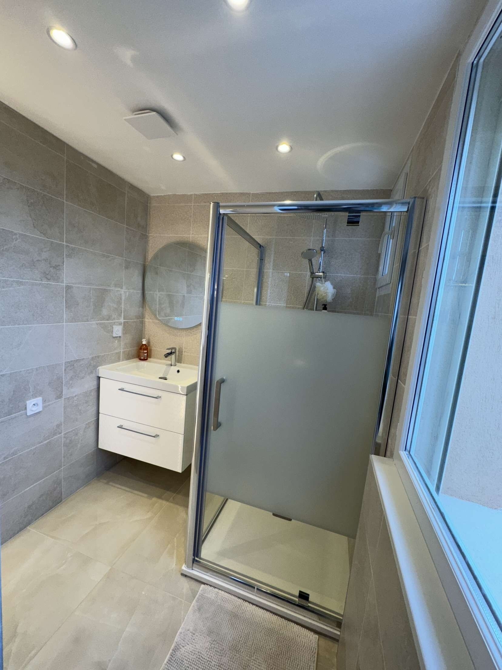 Douche, sèche-cheveux, serviettes fournies, savon