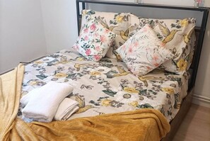 2 bedrooms, desk, WiFi, bed sheets