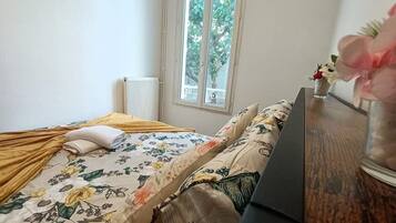 2 bedrooms, desk, WiFi, bed sheets