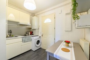 Réfrigérateur, micro-ondes, plaque de cuisson, cafetière/bouilloire