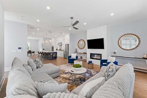 Smart-TV, Kamin, Bücher, Arbeitsbereiche