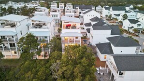 Et boligområde med moderne huse, hvoraf nogle har altaner, og udsigt over det omkringliggende landskab.