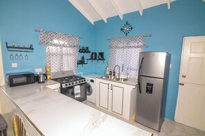 Frigorifero, microonde, forno, piano cottura