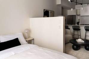 Desk, iron/ironing board, WiFi, bed sheets - Maison Place Jacques-Cartier • Luxury Loft • Old Montreal • Prime Spot • Full Kitchen • Wi-Fi • AC (Montréal)
