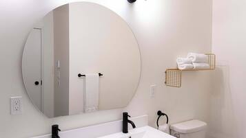 Douche, sèche-cheveux, serviettes fournies, shampoing
