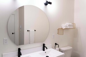 Shower, hair dryer, towels, shampoo - Maison Place Jacques-Cartier • Luxury Loft • Old Montreal • Prime Spot • Full Kitchen • Wi-Fi • AC (Montréal)