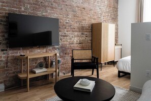 Desk, WiFi, bed sheets - Maison Place Jacques-Cartier Loft (Montréal)