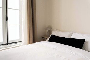 Desk, iron/ironing board, WiFi, bed sheets - Maison Place Jacques-Cartier • Luxury Loft • Old Montreal • Prime Spot • Full Kitchen • Wi-Fi • AC (Montréal)
