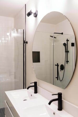 Shower, hair dryer, towels - Loft Suite Apartment in the Historic District facing Place Jacques-Cartier in Old Montreal (Montréal)