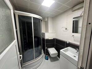 Phòng 4 tiện nghi đơn giản | Phòng tắm | Dép đi trong nhà 