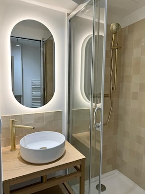 Dusche, Haartrockner, Handtücher, Shampoo