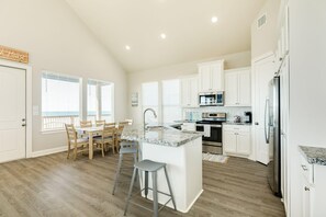 Fridge, microwave, oven, stovetop - Beach Retreat: Your Seaside Escape Awaits! (Freeport)