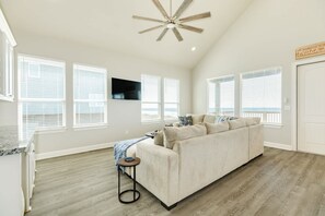 TV - Beach Retreat: Your Seaside Escape Awaits! (Freeport)