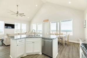 Interior - Iris - Beachfront - Pet & Family Friendly (Freeport)