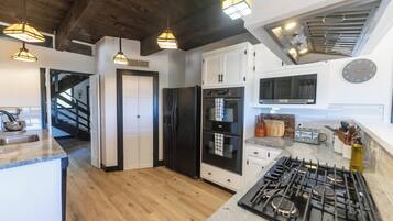 ثلاجة، ميكروويف، فرن، موقد طهي مسطح