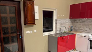 Een koelkast, een microgolfoven, een oven, een kookplaat