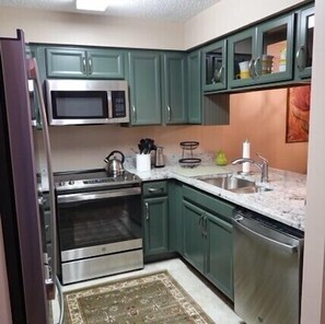 Fridge, microwave, oven, stovetop - Spacious two bedroom condo sleeps 4 persons (Gatlinburg)