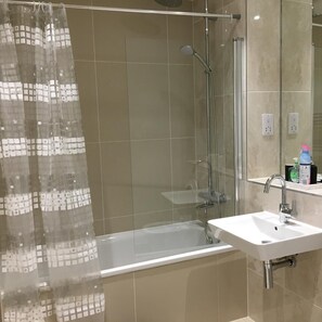 Apartment | Badezimmer | Dusche, Handtücher