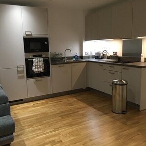 아파트 | 전용 주방 | 냉장고, 전자레인지, 오븐, 쿡탑