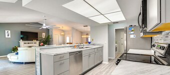 Spring Hill Home: Private Pool, 9 Mi to Beach!