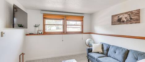 Apartment (2 Bedrooms) | Living area