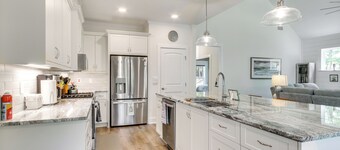 Lakefront Mccormick Retreat w/ Patio & Pool Access