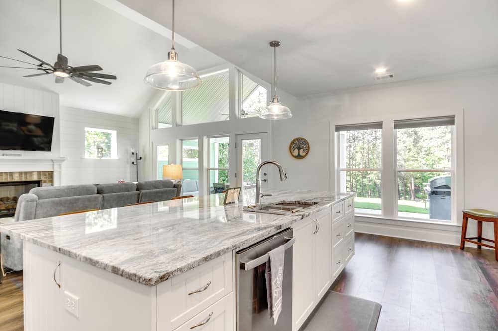 Lakefront Mccormick Retreat w/ Patio & Views - Plum Branch, SC