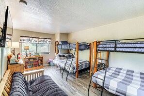 3 bedrooms, laptop workspace, iron/ironing board, bed sheets - Long Barn Cabin w/ 2 Decks Near Skiing! (Long Barn)